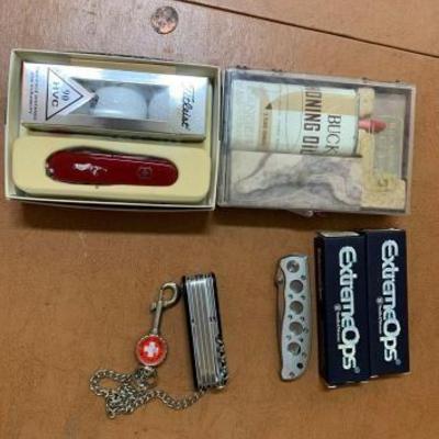 #10571 â€¢ Buck Knives Honing Oil, 2 Swiss Army Knifes, Smith&Wesson Knifes
