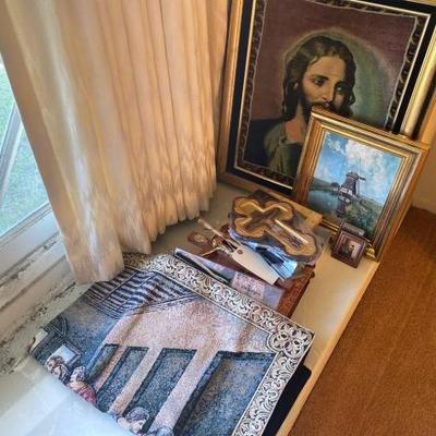 #12032 • Crosses, Art Work and Bible