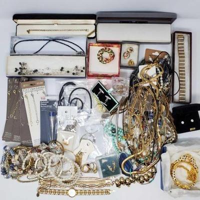 #823 â€¢ Costume Jewelry
