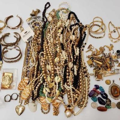 #826 â€¢ Costume Jewelry
