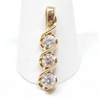 #688 • 14k Gold Pendant With Diamonds, 2.7g