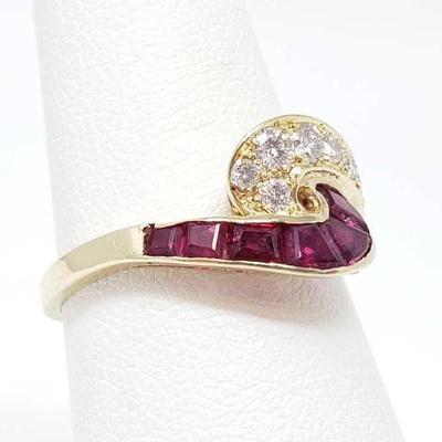 #657 • 14k Gold Ring With Rubies And Diamonds,2.6g