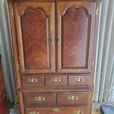 #11012 â€¢ Univeral Bedroom Furniture, Armire Dresser
