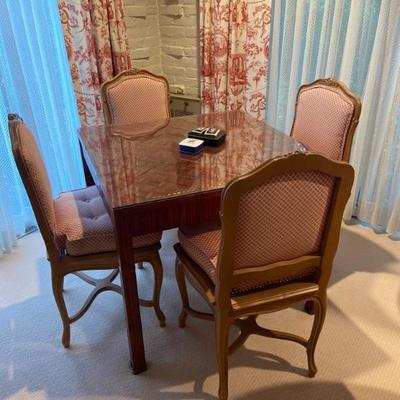 Parquetry table with four chairs