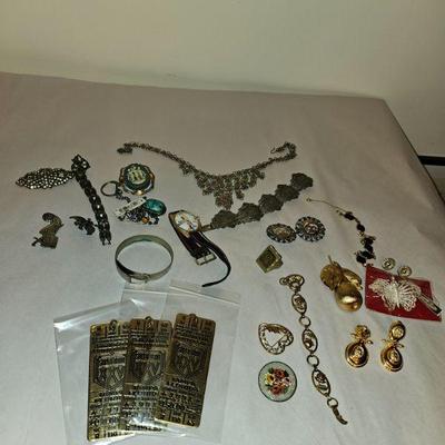 https://www.auctionninja.com/stress-free-estate-services-llc/sales/details/splendid-spencer-ma-estate-antiques-jewelry-art-fine-glass-and...
