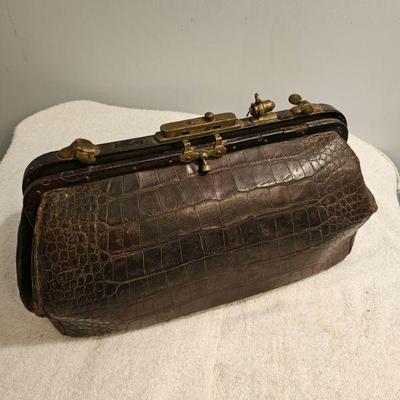 https://www.auctionninja.com/stress-free-estate-services-llc/sales/details/splendid-spencer-ma-estate-antiques-jewelry-art-fine-glass-and...