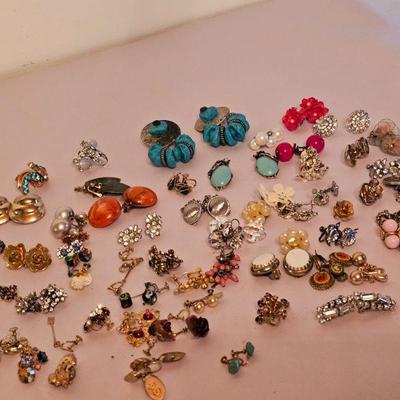 https://www.auctionninja.com/stress-free-estate-services-llc/sales/details/splendid-spencer-ma-estate-antiques-jewelry-art-fine-glass-and...