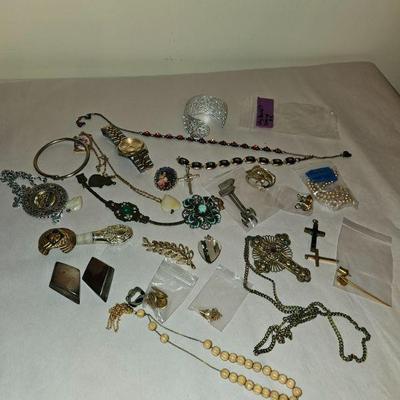 https://www.auctionninja.com/stress-free-estate-services-llc/sales/details/splendid-spencer-ma-estate-antiques-jewelry-art-fine-glass-and...