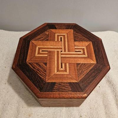 https://www.auctionninja.com/stress-free-estate-services-llc/sales/details/splendid-spencer-ma-estate-antiques-jewelry-art-fine-glass-and...