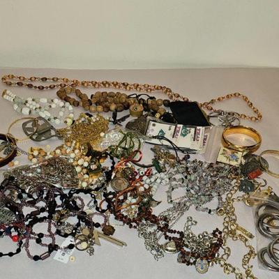 https://www.auctionninja.com/stress-free-estate-services-llc/sales/details/splendid-spencer-ma-estate-antiques-jewelry-art-fine-glass-and...
