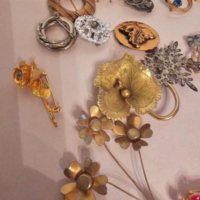 https://www.auctionninja.com/stress-free-estate-services-llc/sales/details/splendid-spencer-ma-estate-antiques-jewelry-art-fine-glass-and...