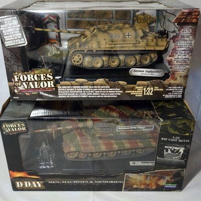 1086	FORCES OF VALOR WWII 1-32 DIECAST METAL LOT OF 2
