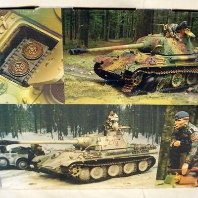 1129	COLLECTORS SHOWCASE WWII MINIATURE PANTHER TANK
