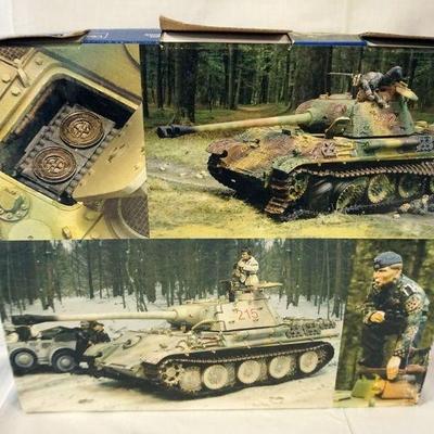 1128	COLLECTORS SHOWCASE WWII MINIATURE PANTHER TANK
