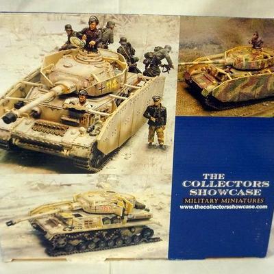 1136	COLLECTORS SHOWCASE WWII MINIATURE PZKFW IV PANZER TANK
