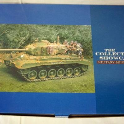 1125	COLLECTORS SHOWCASE WWII MINIATURE PERSHING WINTER TANK

