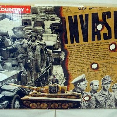1013	KING & COUNTRY FIGHTING VEHICLES SHERMAN TANK  AND FIGURES DD045
