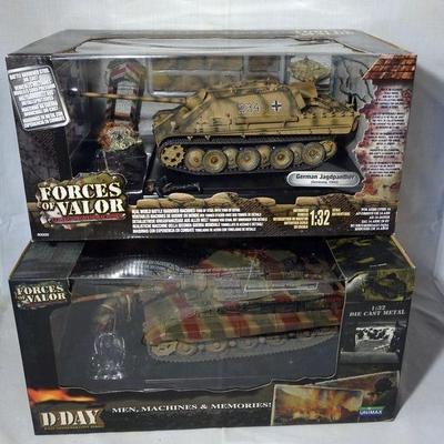 1085	FORCES OF VALOR WWII 1-32 DIECAST METAL LOT OF 2
