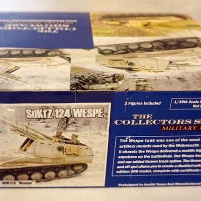 1123	COLLECTORS SHOWCASE WWII MINIATURE WINTER WEGPE TANK
