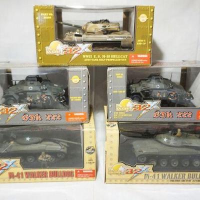 1240	ULTIMATE SOLDIER 32X WWII 5 BOXED TANKS
