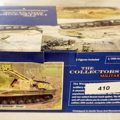 1122	COLLECTORS SHOWCASE WWII MINIATURE 124 NORMANDY WEGPE TANK

