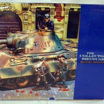 1137	COLLECTORS SHOWCASE WWII MINIATURE PZKFW IV PANZER TANK
