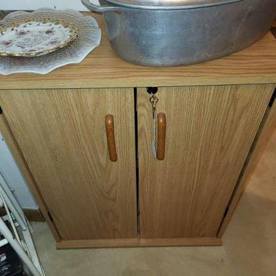 Locking cabinet