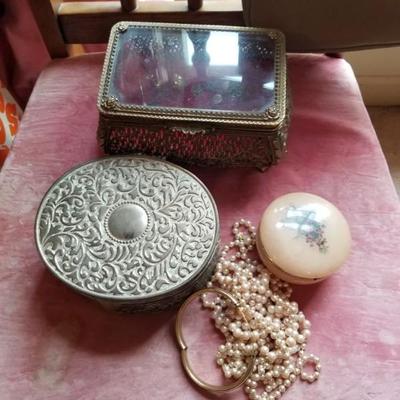 Costume jewelry & vanity items