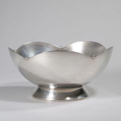 "R" STERLING LOBED BOWL | Marked "R / STERLING / 609". 19.8 ozt, h. 4.5 x dia. 9 in.
