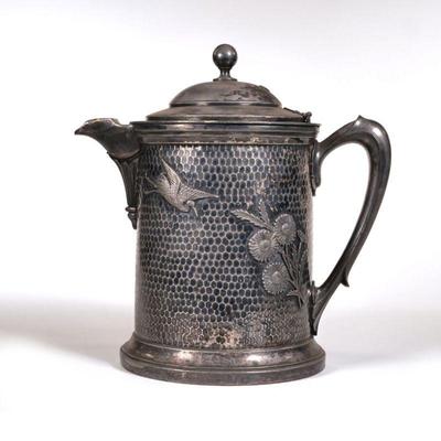 IMPRESSIVE MERIDEN SILVERPLATE TANKARD | Hammered with applied decorations of swans and flowers - l. 10 x h. 11 in.
