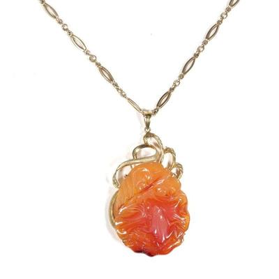 CHINESE AGATE CARVED FROG PENDANT NECKLACE ON GOLD CHAIN | Designed as a finely carved frog upon a leaf beside a flower, the reverse...
