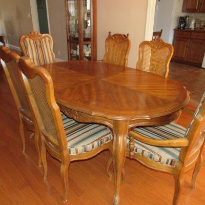 Dining table with 6 chairs and 2 leaves