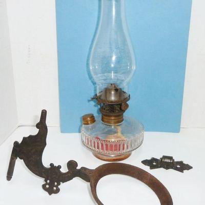 Orig oil lamp in iron braceket