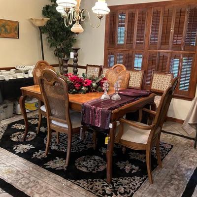 Ethan Allen Dining Table 4 chairs 2 leafs