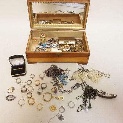 1259	LOT OF ASSORTED COSTUME JEWELRY
