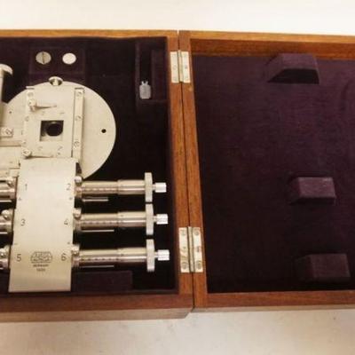 1295	E LEITZ WETZLAR INSTRUMENT IN WOOD BOX, APPROXIMATELY 9 IN X 10 IN X 4 IN HIGH
