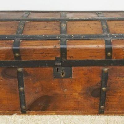1157	ANTIQUE WOOD KEYHOLE SHAPED TRUNK W/WOOD SLATS, APPROXIMATELY 30 IN X 18 IN X 17 IN HIGH
