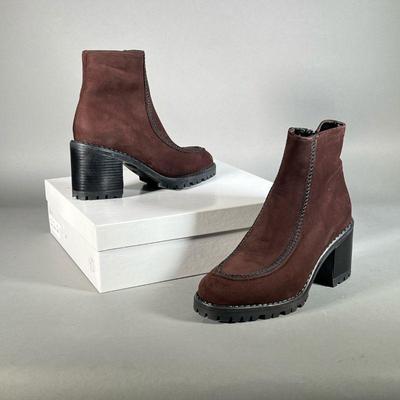 (NEW) KENNETH COLE HEELED BROWN BOOTS | Brown Bono boots by Kenneth Cole, size 40.
