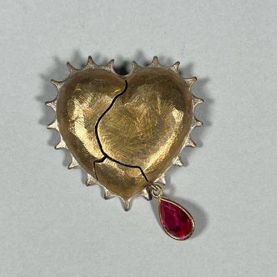 KERRY MACBRIDE STERLING SILVER BROOCH | Kerry MacBride sterling silver heart-shaped brooch with a hanging pink teardrop jewel. - l. 2 x...