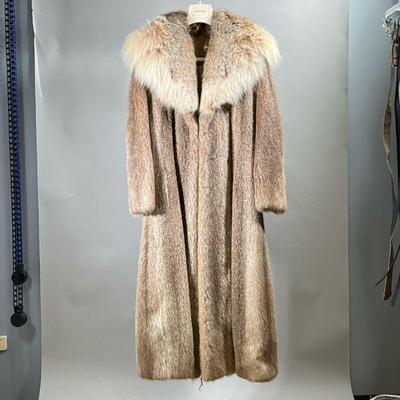 LADIES' FUR COAT | Long fur coat with oversized collar, possibly coyote fur, silk lining monogrammed, with no apparent tag/label. - l. 47...