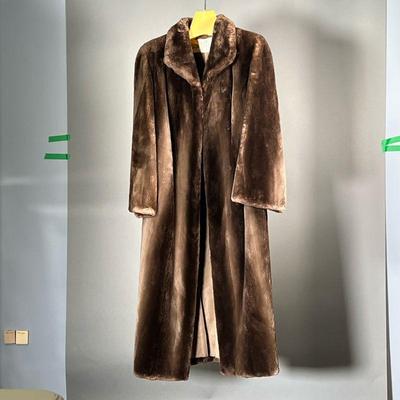 WOMEN'S FUR COAT | Incredibly soft brown fur, silk lining with Lord & Taylor label. - l. 45 in (from shoulder)
