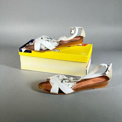 (NEW) MOOTSIES TOOTSIES SANDALS | White sandals, size 9.
