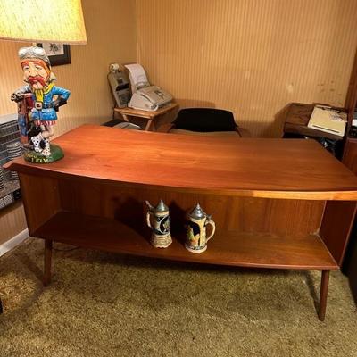 If you love mid century modern, this desk is to die for! Just look at the details, the lines, the style. 
