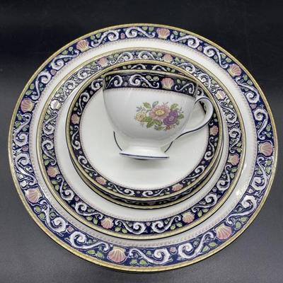 (40) Wedgwood Runnymede 5-Piece Place Settings