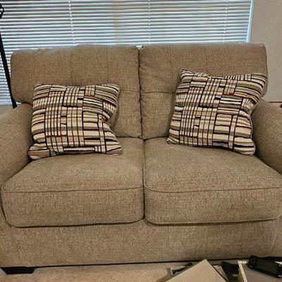 Almost new Love Seat w/ pillows