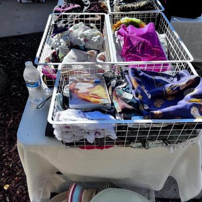 Accessories
Scarfs/gloves