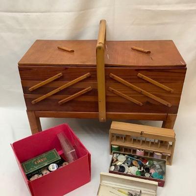 BIHY813 Sewing Case And Equipment	Sewing box organizer, large assortment of thread, and Singer sewing machine attachments
