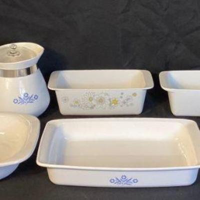 BIHY512 Vintage Corning Ware Blue Cornflower #3	7 pieces of Corning Ware, 5 of the pieces have the Blue cornflower pattern. There is one...