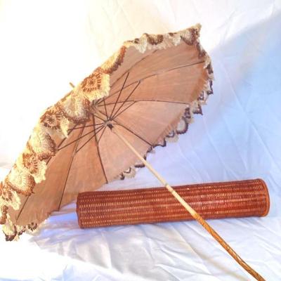 BIHY912 Victorian Hand Laced Paresol	Ivory and brown hand laced parasol with wooden handle and rattan holder.

