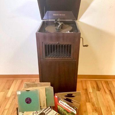 BIHY906 Aeolian Vocalion Phonograph	Aeolian Vocalion produced phonographs between 1916-1924. # 61006, Style S. Â Assortment of vintage...